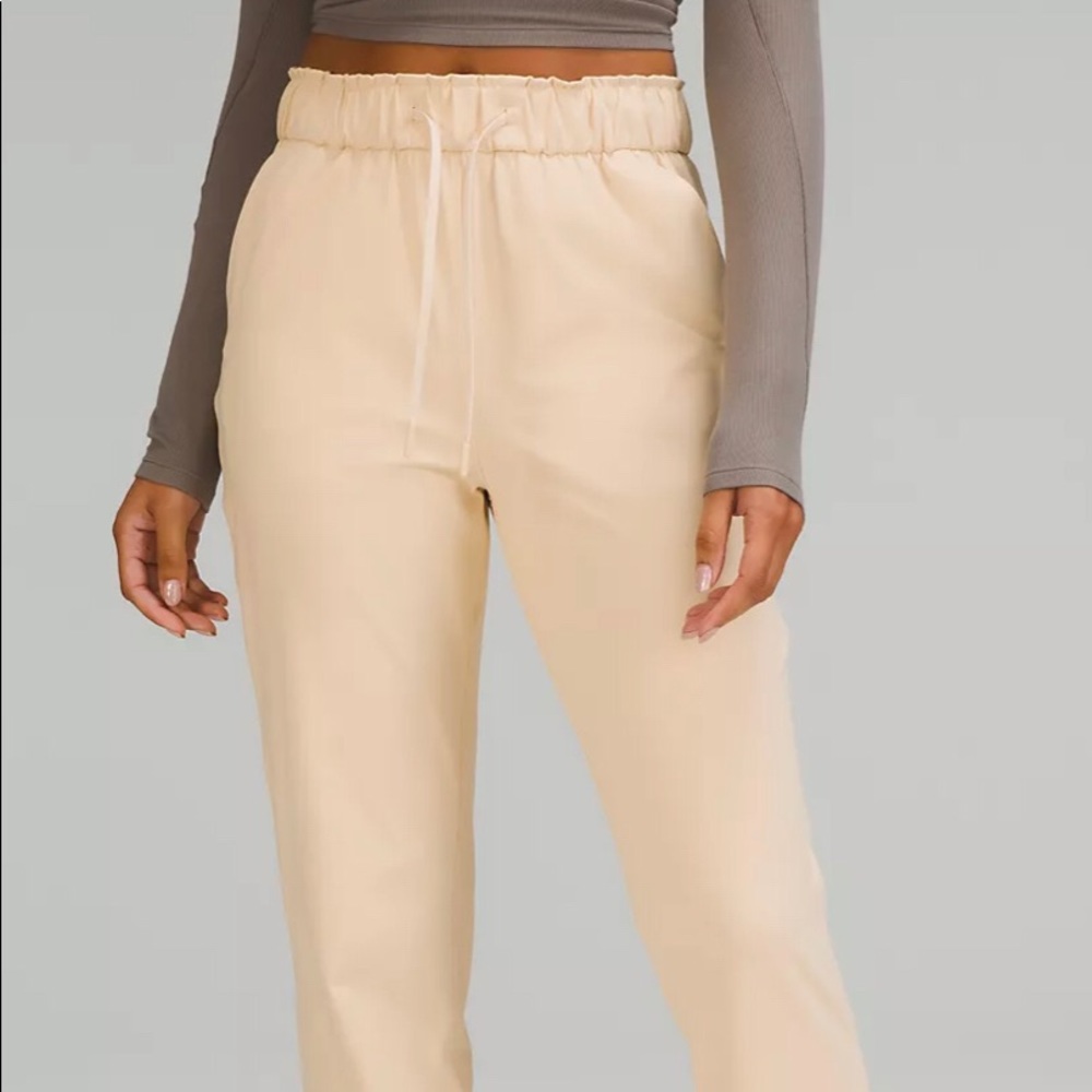 Calling all Lulu fans!Slate grey high rise pant in Luxtreme stretch fabric sz 10